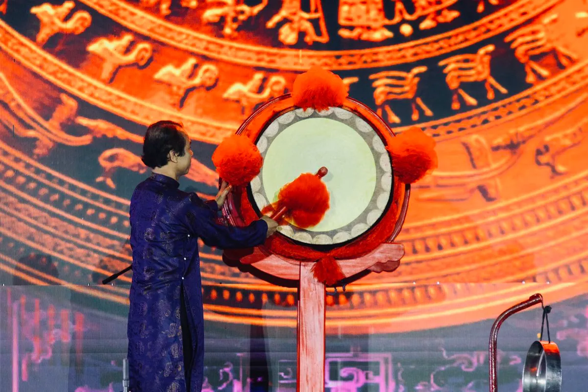 Nghệ sĩ đánh trống trong chương trình Tết Phú Xuân